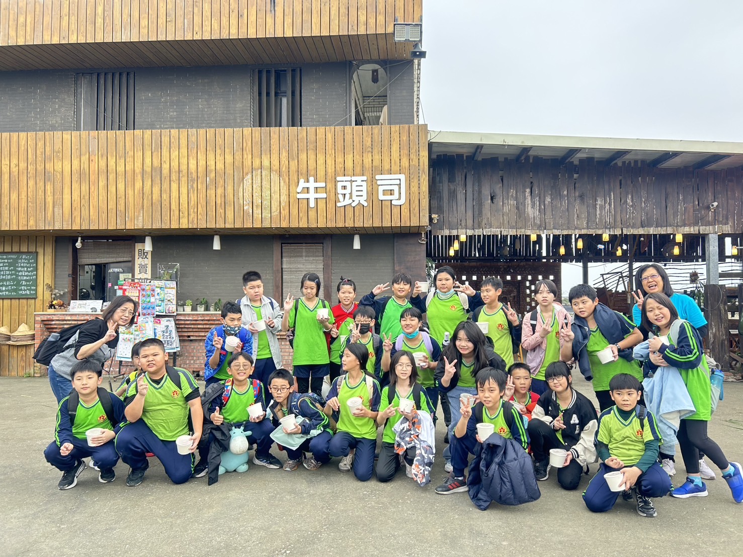 08_參觀新竹241藝術空間，脫下鞋子入展間與作品互動